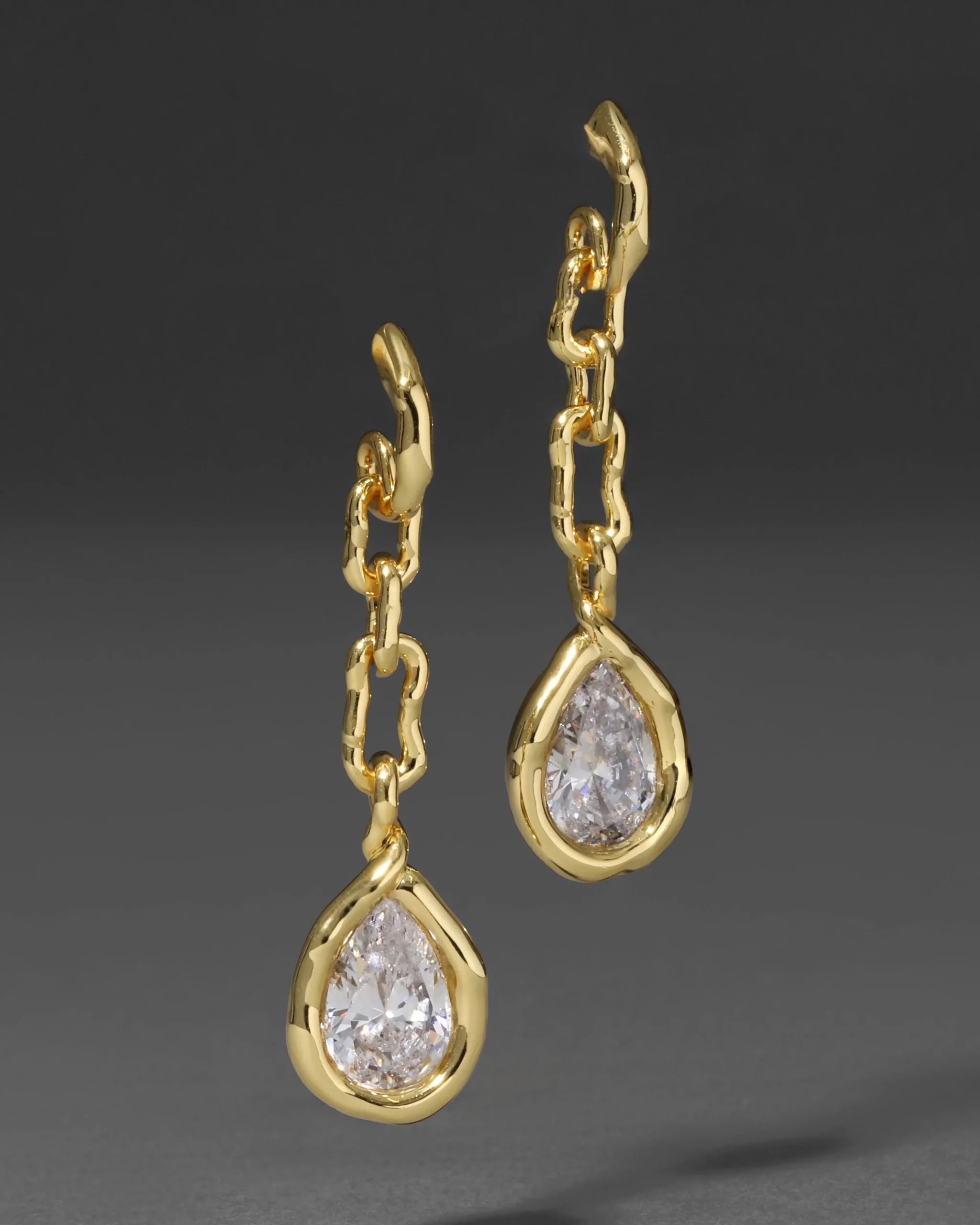 Asterales Gold Link Pear Drop Earring