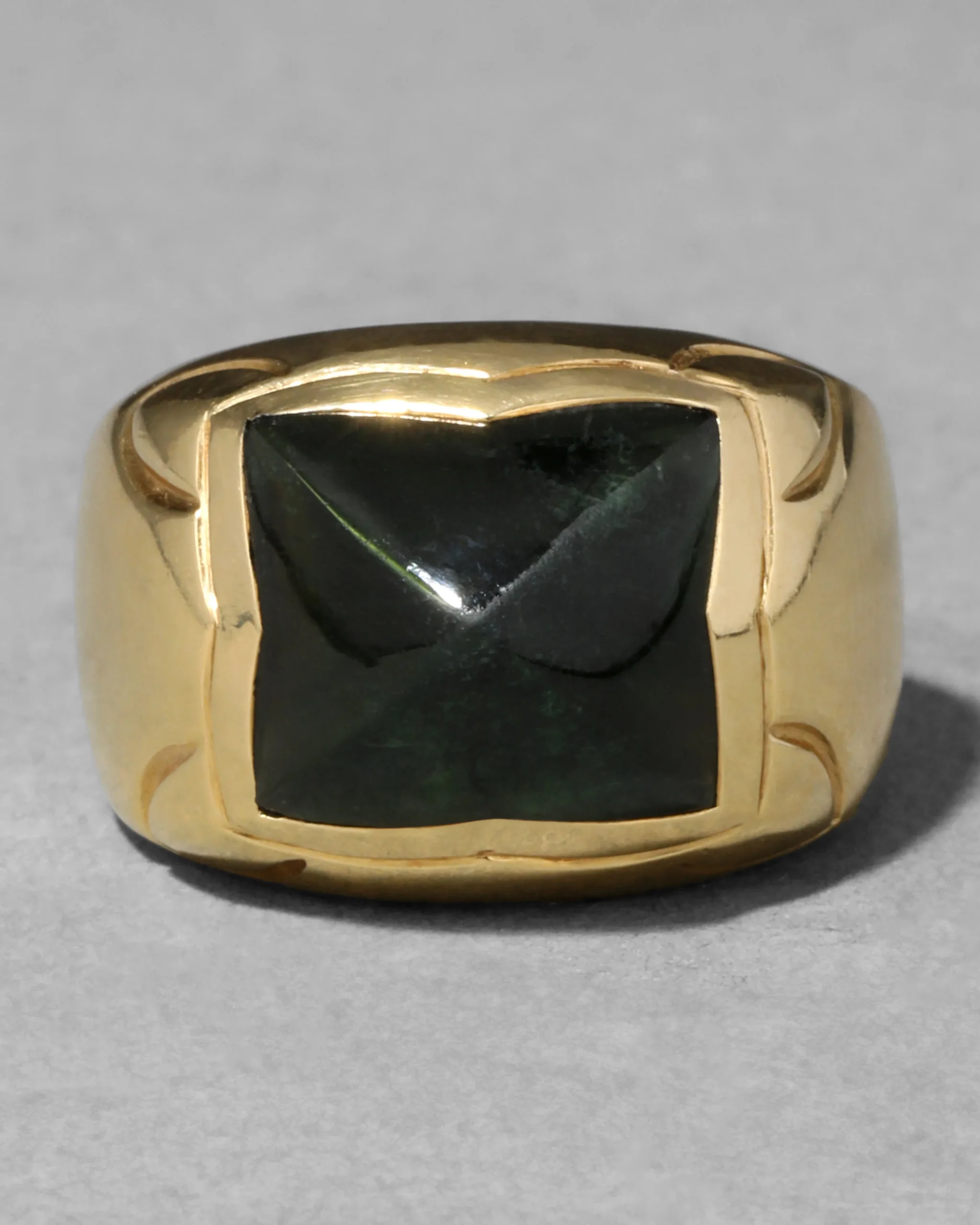Vintage 1940s 18k Gold & Pyramid Cut Green Tourmaline Band Ring